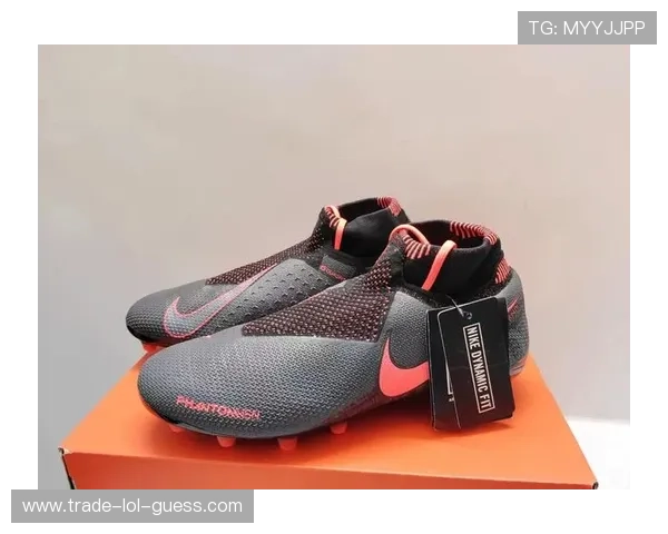 耐克暗煞足球鞋球星上脚展现独特魅力助力赛场表现