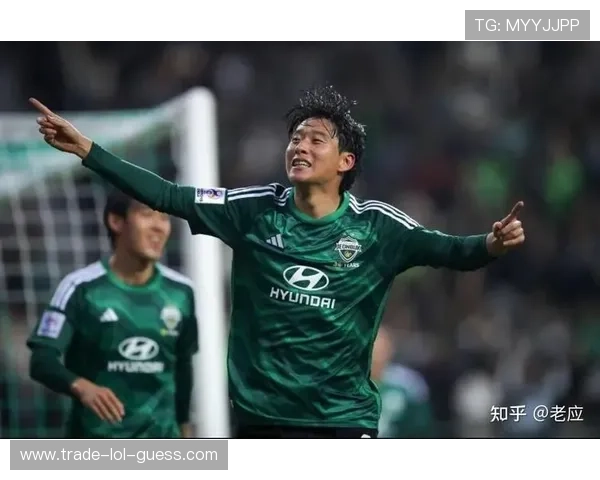 足球场上的默契瞬间 众星同笑传递友谊与荣耀